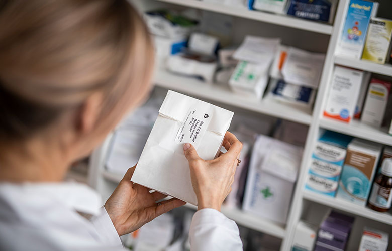 Farmacevtka naša nalepko na vrečko z zdravili