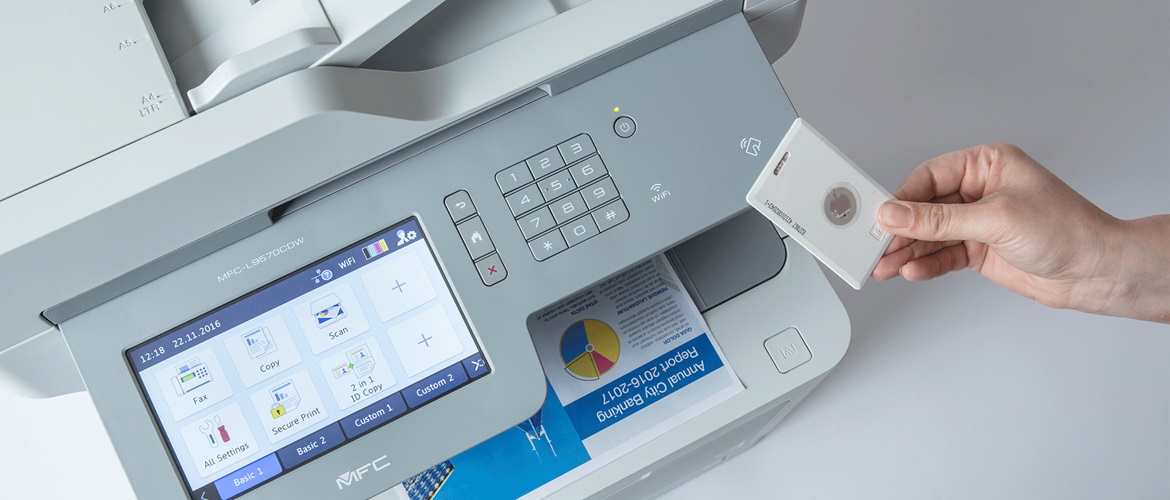 MFC-L95700CDW in oseba, ki varno tiska prek identifikacijske kartice