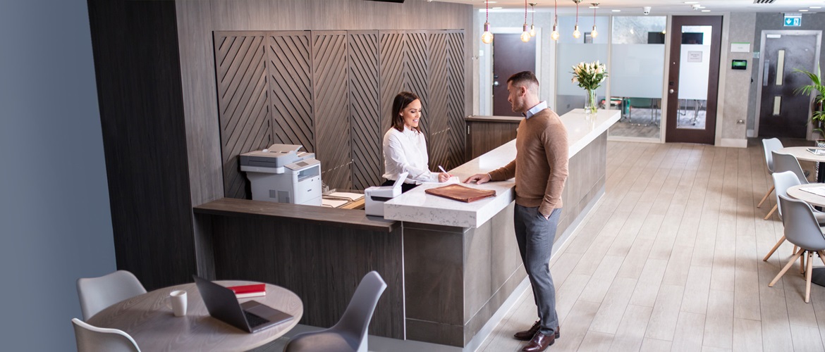 Hotelska uslužbenka se pogovarja z gostom