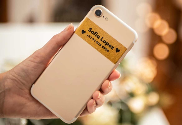 Premium nalepka z bleščicami s črnim izpisom na pametnem telefonu z imenom lastnika in kontaktno številko