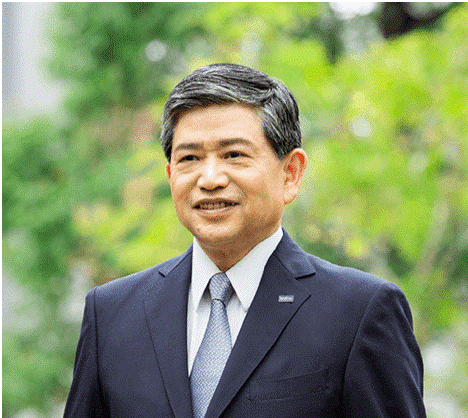 Ichiro Sasaki – izvršni direktor in predsednik uprave Brother Industries Ltd Japonska – portret v poslovni obleki in s kravato, v ozadju zelenje