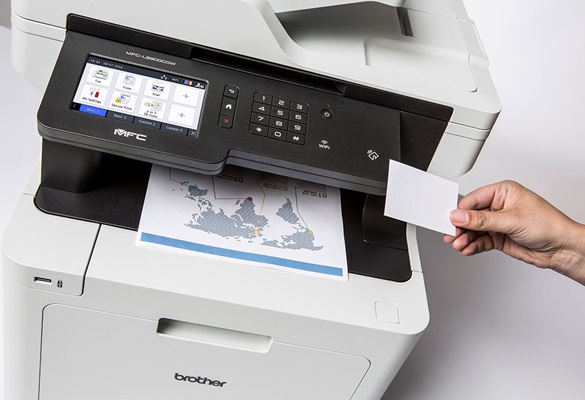 Oseba uporablja NFC-kartico za varno tiskanje dokumenta z barvne laserske večfunkcijske naprave Brother MFC-L8900CDW