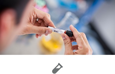 Bližnji posnetek osebe, ki daje nalepko na laboratorijski vzorec v laboratoriju in ikona sive epruvete