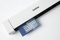 Mobilni dokumentni skener Brother DSmobile DS-940DW z ID-kartico, vstavljeno v skener